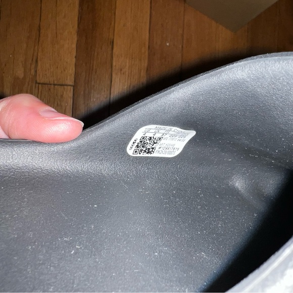 YEEZY SLIDES SIZE 4 - Picture 8 of 10